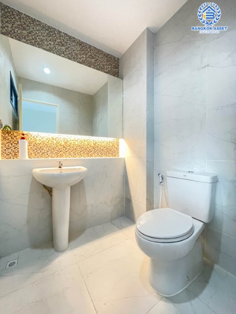 ทาวน์เฮ้าส์มือสองย่านกรุงเทพมหานคร ม.นลิน แกรนด์ อเวนิว วงแหวน-พระราม9 เนื้อที่ 24.2 ตร.ว. ฟังก์ชัน 4 ห้องนอน 4 ห้องน้ำ 1 ที่จอดรถ แถมฟรี! 4 เครื่องปรับอากาศ พร้อมของแถม ใกล้สนามบินสุวรรณภูมิ, พระราม 9 และรถไฟฟ้าแอร์พอร์ตลิ้งค์ "สถานีบ้านทับช้าง"...